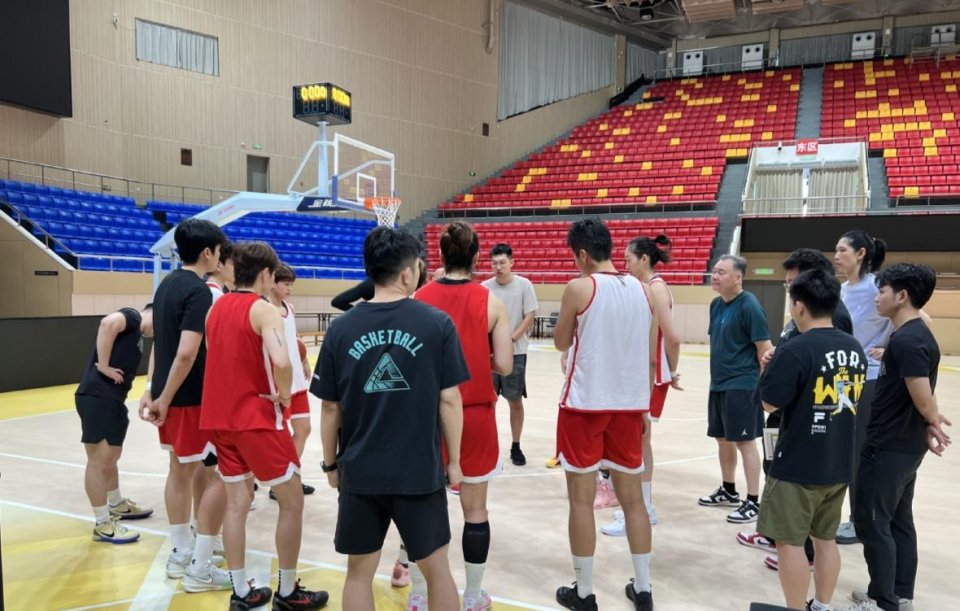 郑薇在接受 郑薇在接受