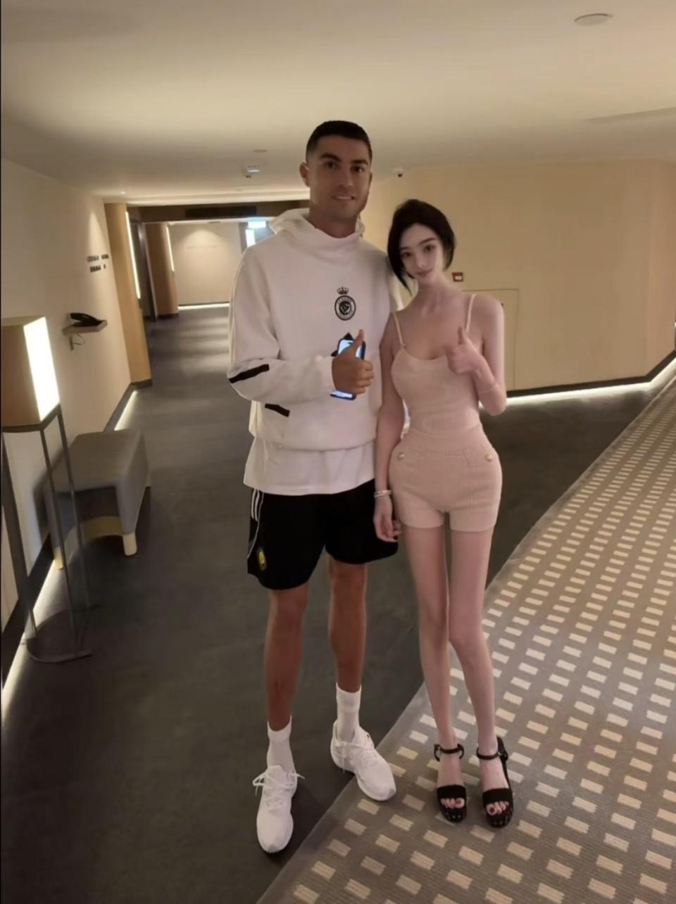 达酒店时间, 万球迷现场