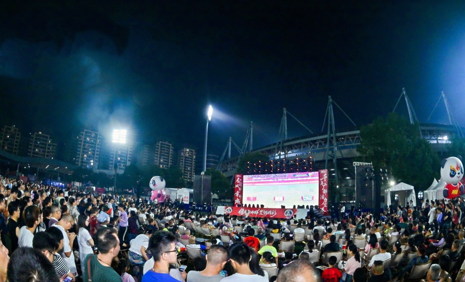 美食四大片, 餐厅表现尤 美食四大片, 餐厅表现尤