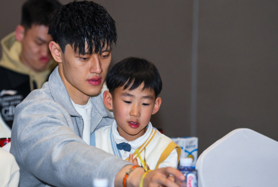 周琦的儿子, 进行赛前热 周琦的儿子, 进行赛前热